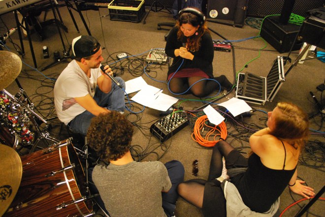 Johannes Meißner, Axel Meier und Lena Schmidt (von links nach rechts) im Interview mit Antje Benda. (Maximilian Hirning ist schon im Bett.) 