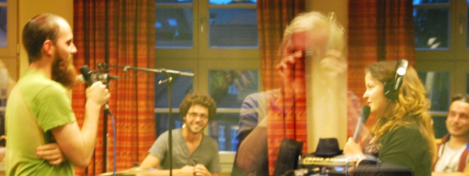 Maximilian Hirning (links) Bass bei Johannes Meißner testet mit Antje Benda das Mikro.