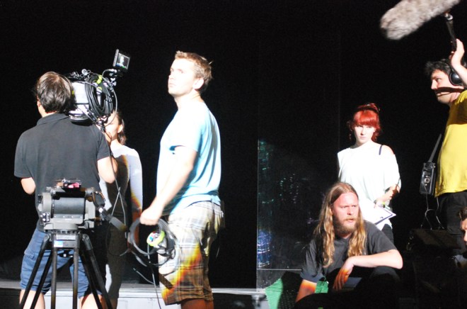 Thomas Wüstemann (Blond mit Bart) wartet auf Ruhe am Set von ‚Aureole‘. Foto: Antje Benda