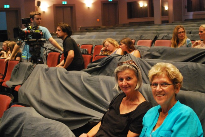 Karin Geisler und Inge Kärgel - Schon zum zweiten Mal Komparsen bei Dreharbeiten der Rostocker Schule Foto: Antje Benda